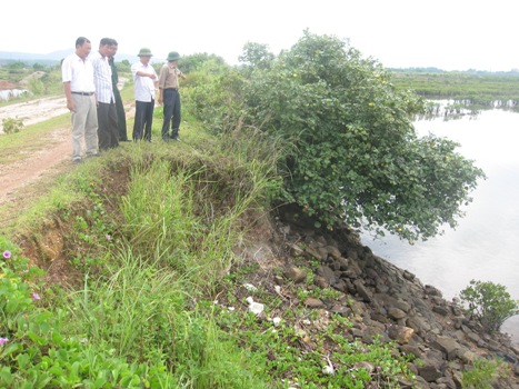 Lãnh[-]đạo[-]TP[-]Móng[-]Cái[-](Quảng[-]Ninh)[-]chỉ[-]đạo[-]công[-]tác[-]phòng[-]chống[-]bão[-]tại[-]những[-]tuyến[-]đê[-]xung[-]yếu.